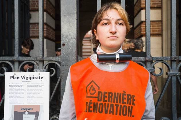 News Themen der Woche KW41 News Bilder des Tages Latest Renovation Action In Front Of The Town Hall Of Toulouse Portrait of a Derniere Renovation activist chained to the grid at Toulouse Town Hall. A Derniere Renovation activist, chained to the gates of the Mayor s office in Toulouse, to demand 12 billion euros a year for the thermal renovation of buildings and against the A69 project. The blockaders secured themselves in place with PVC armlocks. Some of them wore T-shirts bearing the words - Renover pour survivre - (Renovate to survive). France, Toulouse, October 13, 2023. Photo by Patricia Huchot-Boissier ABACAPRESS.COM TOULOUSE OCCITANIE France  Copyright: xHuchot-BoissierxPatricia ABACAx 871588_013 Huchot-BoissierxPatricia ABACAx 871588_013