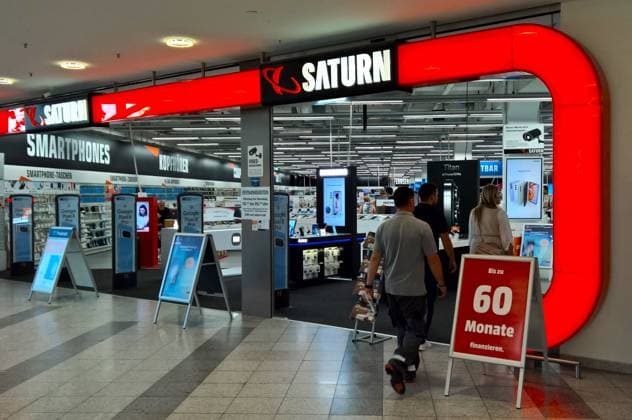 Saturn Elektronikfachmarkt, vormals Saturn Hansa. Die MediaMarktSaturn Retail Group, handelsrechtlich Media-Saturn-Holding GmbH mit Sitz in Ingolstadt, ist Betreiber Europas grösster Elektronik-Fachmarktkette. Das Unternehmen fasst die ehemals eigenständigen Elektrohandelsketten Media Markt und Saturn zusammen. Mit der Neuaufstellung der Metro-Konzerns gehört das Unternehmen seit 2017 zum Konzern Ceconomy. Foto: Saturn-Filiale *** Saturn electronics store, formerly Saturn Hansa The MediaMarktSaturn Retail Group, under commercial law Media Saturn Holding GmbH, headquartered in Ingolstadt, is the operator of Europes largest electronics store chain The company combines the formerly independent electronics retail chains Media Markt and Satu