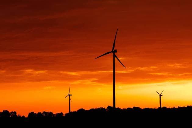 Symbolfoto Windenergie DEU Deutschland Brandenburg Proschim, 13.10.2023, Windraeder sind vor dem von der untergehenden Sonne rot gefaerbten Himmel zu sehen. *** Symbol photo wind energy DEU Germany Brandenburg Proschim, 13 10 2023, wind turbines can be seen against the sky colored red by the setting sun AF_Wind_83519.jpeg