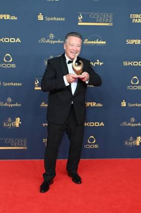 Leipzig - Zahlreiche Stars besuchen die 29. Goldene Henne 2023 13.10.2023 ab 18 Uhr Leipzig, Media City Fotograf: EHL Media Erik-Holm Langhof im Bild: Harold Kreis, Trainer der Eishockey Nationalmannschaft, wird mit einer Goldennen Henne geehrt Am Freitagabend findet die Verleihung Goldene Henne 2023, gemeinsam veranstaltet von SuperIllu und MDR-Fernsehen, wieder in Leipzig statt. Deutschlands größter Publikumspreis wird bereits zum 29. Mal vergeben. Dazu eingeladen sind zahlreiche regionale, nationale und internationale Stars. Die Preisverleihung findet in den Studios der Media City beim MDR statt. Leipzig Sachsen Deutschland Copyright: xEHLxMedia Erik-HolmxLanghofx 231013_goldene-henne-preise-teil1_5