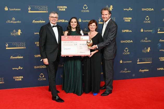 Leipzig - Zahlreiche Stars besuchen die 29. Goldene Henne 2023 13.10.2023 ab 18 Uhr Leipzig, Media City Fotograf: EHL Media Erik-Holm Langhof im Bild: Goldene Henne - Helden des Alltags: Freiwilligen Agentur Halle-Saalekreis Am Freitagabend findet die Verleihung Goldene Henne 2023, gemeinsam veranstaltet von SuperIllu und MDR-Fernsehen, wieder in Leipzig statt. Deutschlands größter Publikumspreis wird bereits zum 29. Mal vergeben. Dazu eingeladen sind zahlreiche regionale, nationale und internationale Stars. Die Preisverleihung findet in den Studios der Media City beim MDR statt. Leipzig Sachsen Deutschland Copyright: xEHLxMedia Erik-HolmxLanghofx 231013_goldene-henne-preise-teil1_7