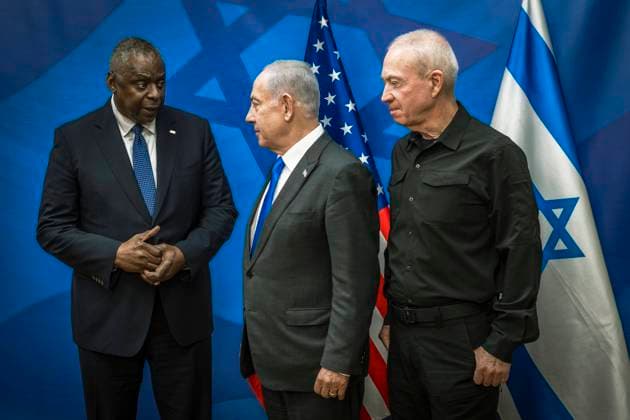 News Themen der Woche KW41 News Bilder des Tages October 13, 2023, Tel Aviv, Israel: U.S. Secretary of Defense Lloyd Austin, left, speaks with Israeli Prime Minister Benjamin Netanyahu, center, as Israeli Defense Minister Yoav Gallant, right, looks on before the start of a meeting with the War Cabinet, October 13, 2023 in Tel Aviv, Israel. Austin assured Israel leader that the USA stand with the Israel people following the brutal Hamas attacks that killed more than 1,000 Israeli civilians. Tel Aviv Israel - ZUMAp138 20231013_zaa_p138_028 Copyright: xChadxMcneeley Dodx