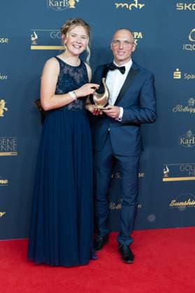 Leipzig - Zahlreiche Stars besuchen die 29. Goldene Henne 2023 13.10.2023 ab 18 Uhr Leipzig, Media City Fotograf: EHL Media Erik-Holm Langhof im Bild: Selina Grotian gewinnt die Goldene Henne - mit Erik Lesser Am Freitagabend findet die Verleihung Goldene Henne 2023, gemeinsam veranstaltet von SuperIllu und MDR-Fernsehen, wieder in Leipzig statt. Deutschlands größter Publikumspreis wird bereits zum 29. Mal vergeben. Dazu eingeladen sind zahlreiche regionale, nationale und internationale Stars. Die Preisverleihung findet in den Studios der Media City beim MDR statt. Leipzig Sachsen Deutschland Copyright: xEHLxMedia Erik-HolmxLanghofx 231013_goldene-henne-preise-teil3_1