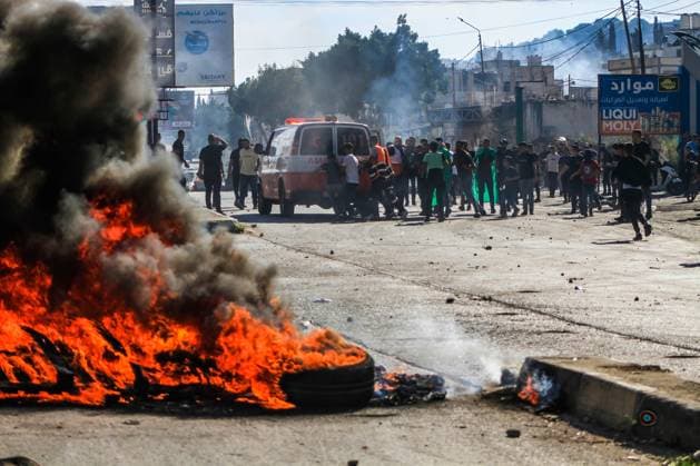 News Themen der Woche KW41 News Bilder des Tages Palestinian Israeli Conflict in Nablus - 13 Oct 2023 Palestinian protesters burn tires while throwing stones at Israeli forces during a demonstration in support of Gaza, which has been under Israeli air strikes since October 7, near the Hawwara checkpoint, which is under Israeli control. The Islamic Resistance Movement Hamas called on all Palestinians in the West Bank to confront Israeli forces. Everywhere in the West Bank in response to Israel s attack on Gaza, which claimed the lives of more than 1,500 unarmed citizens, including hundreds of children and thousands are wounded. Nablus Palestine Copyright: xNasserxIshtayehx xSOPAxImagesx NIshtayeh05