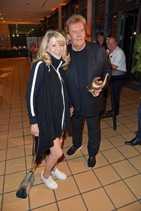 Howard Carpendale mit Ehefrau Donnice Pierce bei der VERLEIHUNG DER GOLDENEN HENNE 2023 in der Media City in Leipzig am 13.10.2023 - Preisträger