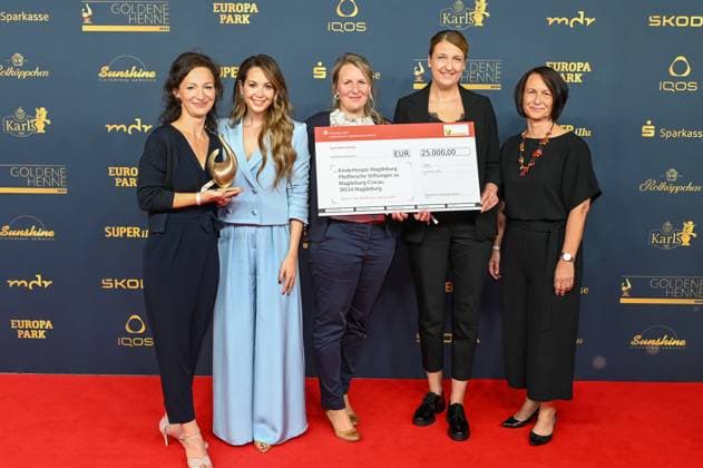 Leipzig - Zahlreiche Stars besuchen die 29. Goldene Henne 2023 13.10.2023 ab 18 Uhr Leipzig, Media City Fotograf: EHL Media Erik-Holm Langhof im Bild: Charity-Henne für das Kinderhospiz Magdeburg - mit Mandy Capristo Am Freitagabend findet die Verleihung Goldene Henne 2023, gemeinsam veranstaltet von SuperIllu und MDR-Fernsehen, wieder in Leipzig statt. Deutschlands größter Publikumspreis wird bereits zum 29. Mal vergeben. Dazu eingeladen sind zahlreiche regionale, nationale und internationale Stars. Die Preisverleihung findet in den Studios der Media City beim MDR statt. Leipzig Sachsen Deutschland Copyright: xEHLxMedia Erik-HolmxLanghofx 231013_goldene-henne-preise-teil4_1