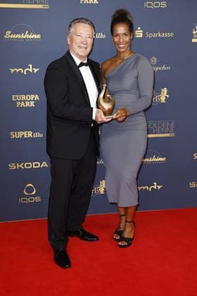 Preistraeger Harold Kreis (Eishockey) und Laudatorin Mariama Jamanka (Bobfahrerin) bei der Verleihung Die Goldene Henne am 13.10.2023 in Leipzig Die Goldene Henne 2023 Verleihung in Leipzig