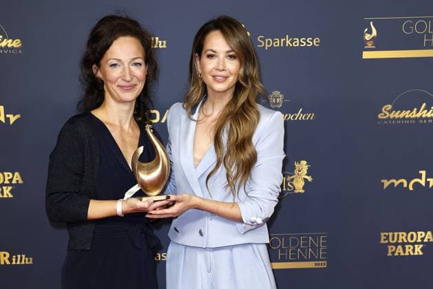 Preistraegerin Franziska Hoeppner (Kinderhospiz Magdeburg) und Laudatorin Mandy Grace Capristo bei der Verleihung Die Goldene Henne am 13.10.2023 in Leipzig Die Goldene Henne 2023 Verleihung in Leipzig