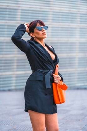 Creative Highlights Symbolbilder Mode Pose. Brunette Mädchen in der Stadt mit einer roten Tasche und moderne Sonnenbrille *** Fashion Pose brunette Girls in the City with a Red Bag and Modernity Sunglasses Copyright: imageBROKER/UnaixHuizi ibxuhu09712537.jpg ,model released, Symbolfoto ,property released
