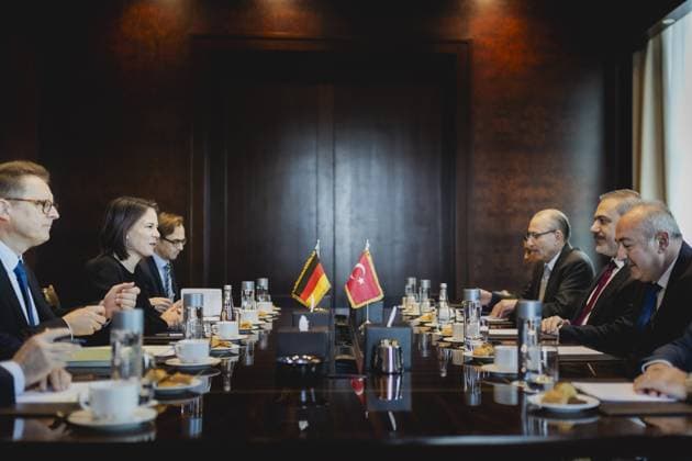 News Themen der Woche KW41 (L-R) Annalena Baerbock (Buendnis 90 Die Gruenen), Bundesaussenministerin, und Hakan Fidan, Aussenminister der Tuerkei, aufgenommen im Rahmen eines gemeinsamen Treffens in Kairo, 14.10.2023. Baerbock reiste nach ihrem Besuch in Israel kurzfristig weiter nach Aegypten, um Gespraeche ueber die politische Situation in Israel zu sprechen. Vor einer Woche wurde Israel von Terroristen der Hamas ueberfallen, woraufhin ueber 1.300 Menschen ums Leben kamen. Kairo Aegypten *** L R Annalena Baerbock Buendnis 90 Die Gruenen , German Foreign Minister, and Hakan Fidan, Foreign Minister of Turkey, recorded during a joint meeting in Cairo, 14 10 2023 Baerbock traveled on to Egypt at short notice after her visit to Israel to discuss the political situation Copyright: xFlorianxGaertnerx