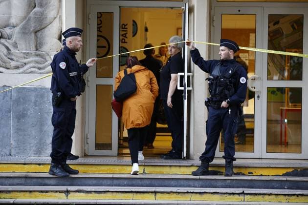 Bilder des Jahres 2023, News 10 Oktober News Themen der Woche KW41 News Bilder des Tages The Day After Knife Attack - Arras People arrive to the Gambetta high school in Arras, northeastern France on October 14, 2023, after a teacher was killed and two other people severely wounded in a knife attack. A man of Chechen origin stabbed to death a teacher and severely wounded two other adults on October 13 at a school in northeastern France, with prosectors opening a probe into a suspected act of terror. Photo by Raphael Lafargue ABACAPRESS.COM Arras France  Copyright: xLafarguexRaphael ABACAx 871614_006 LafarguexRaphael ABACAx 871614_006