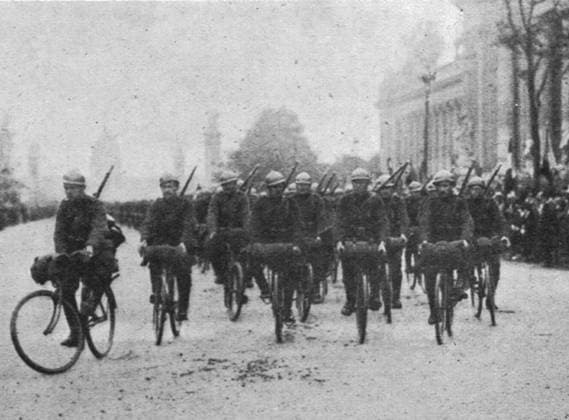 RECORD DATE NOT STATED Le 14 juillet 1916 a Paris; les cyclistes belges , 1916. From Collection de la Guerre IV. L Illustration Tome CXLVIII. La Guerre Juillet, Aout, Septembre, Octobre, Novembre, Decembre 1916. Copyright:xThexPrintxCollector HeritagexImagesxUnknownx IMAGO, ! ACHTUNG: AUFNAHMEDATUM GESCHÄTZT!  Copyright:ThexPrintxCollector HeritagexImagesxUnknownx IMAGO
