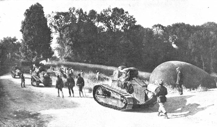 RECORD DATE NOT STATED En Argonne; L amalgame a l arriere de l offensive; chars d assaut americains, fantassins et chasseurs francais, aux abords d un cantonnement commun , 1918. From L Album de la Guerre 1914-1919, Volume 2 L Illustration, Paris, 1924 . Copyright:xThexPrintxCollector HeritagexImagesxUnknownx IMAGO, ! ACHTUNG: AUFNAHMEDATUM GESCHÄTZT!  Copyright:ThexPrintxCollector HeritagexImagesxUnknownx IMAGO