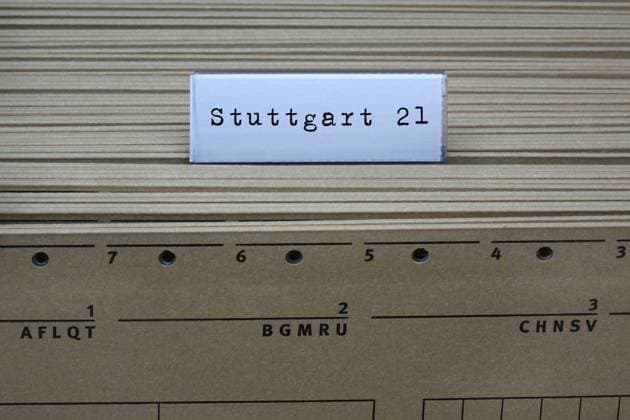 Hängeregister und Stuttgart 21 Hängeregister und Stuttgart 21, 14.10.2023, Borkwalde, Brandenburg, An einem Hängeregister steht der Schriftzug Stuttgart 21. *** Hanging register and Stuttgart 21 Hanging register and Stuttgart 21, 14 10 2023, Borkwalde, Brandenburg, On a hanging register is the writing Stuttgart 21
