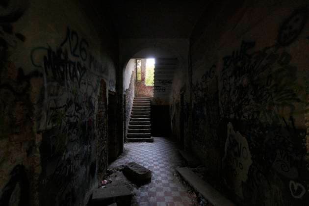 Nahe eines Seeufers bei Köln-Chorweiler liegt Haus Fühlingen . Die einstmals imposante Villa und ehemalige Sommerresidenz von Eduard Freiherr von Oppenheim verfällt seit über 30 Jahren und gilt als berüchtigter Lost Place, um den sich viele Gruselgeschichten ranken. Es gibt Bestrebungen, das Anwesen zu modernisieren und als Teil einer Luxus-Wohnanlage herzurichten. (Themenbild, Symbolbild) Köln, 13.10.2023 NRW Deutschland *** Near a lakeside near Cologne Chorweiler lies Haus Fühlingen The once imposing villa and former summer residence of Eduard Freiherr von Oppenheim has been decaying for over 30 years and is considered a notorious lost place around which many horror stories entwine There are efforts to modernize the property and pr Copyright: xChristophxHardtx