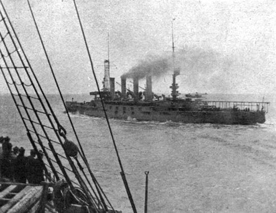 RECORD DATE NOT STATED La Mission Joffre-Viviani en Amerique; Le cuirasse americain venu au-devant de la Lorraine, a Norfolk, pour l escorter dans la baie de Chesapeake , 1917. First World War: the Joffre-Viviani Mission in America; US battleship comes to meet the Lorraine , at Norfolk, to escort her into Chesapeake Bay. From L Album de la Guerre 1914-1919, Volume 2 L Illustration, Paris, 1924 . Copyright:xThexPrintxCollector HeritagexImagesxUnknownx IMAGO, ! ACHTUNG: AUFNAHMEDATUM GESCHÄTZT!  Copyright:ThexPrintxCollector HeritagexImagesxUnknownx IMAGO