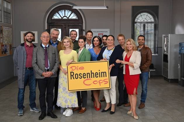 Bilder des Jahres 2023, Entertainment 10 Oktober Entertainment Themen der Woche KW41 Entertaintment Bilder des Tages v.li:Steffen Wolf (Rolle: Hausmeister Hannes Winkler), Alexander Duda (Rolle: Polizeidirektor Gert Achtziger), Dieter Fischer (Rolle: Kommissar Anton Stadler), Sarah Thonig (Rolle: Verwaltungsbeamtin Christin Lange),Christian K. Schaeffer (Rolle: Wirt Jo Casper), Anastasia Papadopoulou (Rolle: Rechtsmedizinerin Elena Dimos),Igor Jeftic (Rolle: Kommissar Sven Hansen),Maris BURGER (Rolle: Sekretaerin Miriam Stockl),Paul Brusa (Rolle: Controller Daniel Donato), Ursula Maria Burkhart (Rolle: Verwaltungsbeamtin Marianne Grasegger),Max Mueller(Rolle: Polizist Michi Mohr),Karin Thaler (Rolle: Hofer-Hofbesitzerin Marie Hofer),Baran Hevi (Rolle: Kommissar Kilian Kaya), Rosenheim Cops,Pressetermin am 14.10.2023 *** f l Steffen Wolf role janitor Han