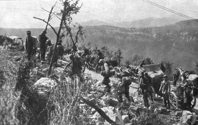 RECORD DATE NOT STATED Italian Offensive of Isonzo; An artillery column on the plateau of Vodice, east of Plave, 1917. From L Album de la Guerre 1914-1919, Volume 2 L Illustration, Paris, 1924 . Copyright:xThexPrintxCollector HeritagexImagesxUnknownx IMAGO, ! ACHTUNG: AUFNAHMEDATUM GESCHÄTZT!  Copyright:ThexPrintxCollector HeritagexImagesxUnknownx IMAGO