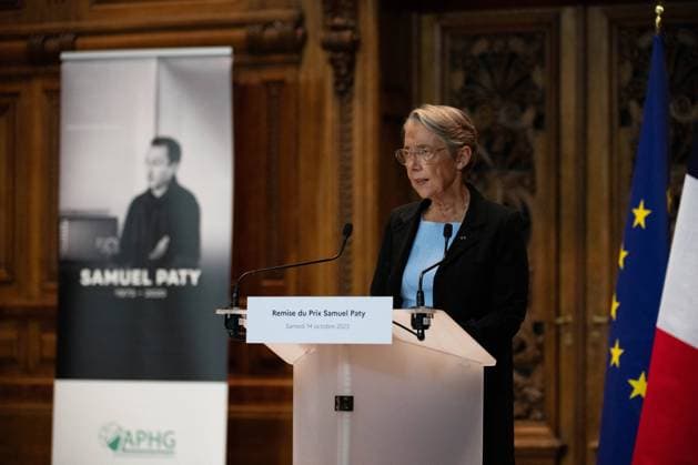 Elisabeth Borne et Gabriel Attal lors de la remise du Prix Samuel Paty 2023 Ã l universitÃ de la Sorbonne Ã Paris The Prime Minister Elisabeth Borne takes part in the presentation to the winning classes of the Samuel PATY 2023 award, organised by schools at the Sorbonne. The Prix Samuel Paty is a tribute to the teacher who was murdered on 16 October 2020, and aims to encourage cohesion and cooperation through a class project. Following the terrorist attack on a secondary school in Arras and the death of teacher Dominique Bernard, the Prime Minister will speak and pay tribute to him. Saturday 14th October 2023. La Sorbonne, Paris. Elisabeth Borne La premiere ministre participe a la remise aux classes laureates du Prix Samuel PATY 2023, or  Copyright: xJeannexAccorsini Pool BestimagexJeannexAccorsini Pool Bestimagex