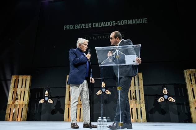 PHOTOPQR OUEST FRANCE Martin ROCHE ; Bayeux ; 14 10 2023 ; Ce samedi 14 octobre 2023 la soirée de remise des prix de la 30 ème édition du Prix Bayeux Calvados Normandie des correspondants de guerre . Le président du jury Don McCullin avec le présentateur Lucas Menget Photographe: Martin ROCHE Caen, France, oct 14th 2023. 30th edition of the Bayeux Calvados Normandy War Correspondents Prize Bayeux France  Copyright: xPHOTOPQR OUESTxFRANCE MAXPPPxMartinxROCHEx 20231014OFR3964 20231014OFR4063