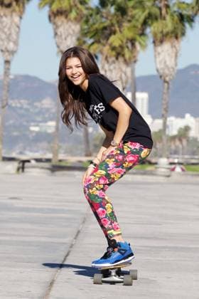 EXCLUSIVE SKATE IT UP! ShakUp&quot star Ze haya has a blast learning how to skateboard in Venice Beach 86290, LOS ANGELES, CALIFORNIA - Sunday October 28, 2012. EXCLUSIVE SKATE IT UP! Shake It Ut star Zendaya has a blast learning how to skateboard in Venice Beach. The Disney starlet was joined by her friend, swag dancer Deja, as well as another friend Travis who showed her how to skate. , Credit:PacificCoastNews.com Avalon USA, Los Angeles  Copyright: xPacificCoastNews.comx xAvalonx 0518924232