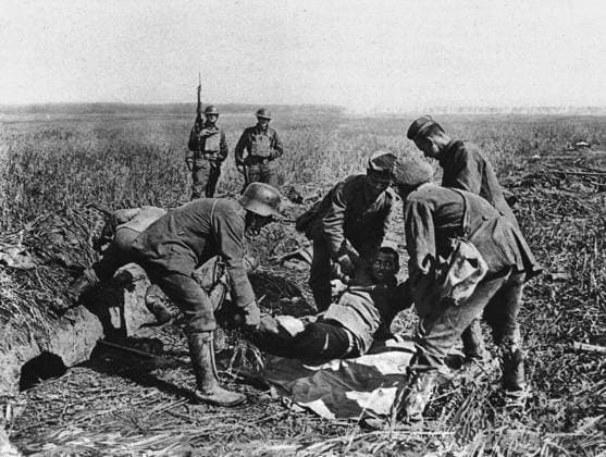 RECORD DATE NOT STATED Entre Aisne et Marne; sur le terrain de l offensive franco-amercaine, du 18 juillet 1918, entre Aisne et Marne: enlevement de blesses allemands par des prisonniers, sous la surveillance de deux soldats americains , 1918. From L Album de la Guerre 1914-1919, Volume 2 L Illustration, Paris, 1924 . Copyright:xThexPrintxCollector HeritagexImagesxUnknownx IMAGO, ! ACHTUNG: AUFNAHMEDATUM GESCHÄTZT!  Copyright:ThexPrintxCollector HeritagexImagesxUnknownx IMAGO