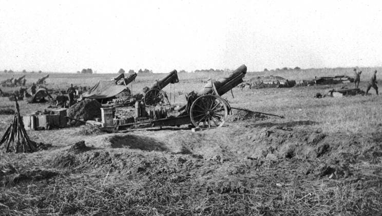 RECORD DATE NOT STATED Notre Artillerie dans les lignes Allemandes; batteries amercaines de 155, en position de tir, au Sud de Soissons, le soir du premier jour de notre contre-offensive, sur une ligne evacuee dans la journee par les Allemands , 1918. From L Album de la Guerre 1914-1919, Volume 2 L Illustration, Paris, 1924 . Copyright:xThexPrintxCollector HeritagexImagesxUnknownx IMAGO, ! ACHTUNG: AUFNAHMEDATUM GESCHÄTZT!  Copyright:ThexPrintxCollector HeritagexImagesxUnknownx IMAGO