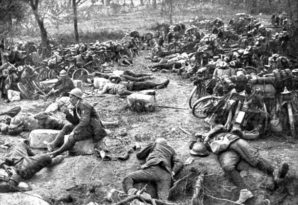 RECORD DATE NOT STATED Sur le Marne; une compagnie de chasseurs cyclistes faisant la pause, apres une longue etape couronnee par un vif engagement , 1918. From L Album de la Guerre 1914-1919, Volume 2 L Illustration, Paris, 1924 . Copyright:xThexPrintxCollector HeritagexImagesxUnknownx IMAGO, ! ACHTUNG: AUFNAHMEDATUM GESCHÄTZT!  Copyright:ThexPrintxCollector HeritagexImagesxUnknownx IMAGO