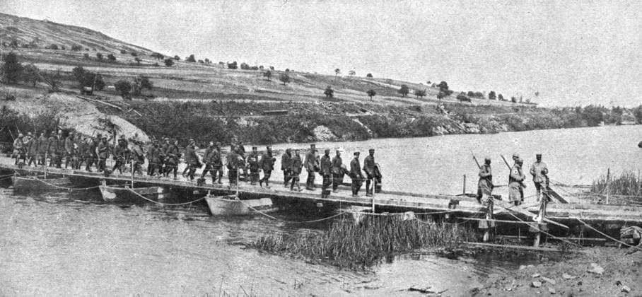 RECORD DATE NOT STATED Sur le Marne; prisonniers allemands ramenes sur la rive Sud de la Marne, le 22 juillet, sur une passerelle, etablie dans la nuit, qui fut detruite peu apres par l artillerie allemande et reconstruite un peu plus lion , 1918. From L Album de la Guerre 1914-1919, Volume 2 L Illustration, Paris, 1924 . Copyright:xThexPrintxCollector HeritagexImagesxUnknownx IMAGO, ! ACHTUNG: AUFNAHMEDATUM GESCHÄTZT!  Copyright:ThexPrintxCollector HeritagexImagesxUnknownx IMAGO