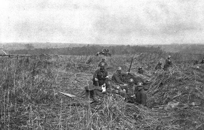 RECORD DATE NOT STATED A travers le champ de bataille; en seconde ligne dans les bles; finie la guerre de tranchees et son odieux pietinement: on avance; et les abris que l on creuse maintenant tot laisses derriere soi, sont etablis surtout pour le principe , 1918. From L Album de la Guerre 1914-1919, Volume 2 L Illustration, Paris, 1924 . Copyright:xThexPrintxCollector HeritagexImagesxUnknownx IMAGO, ! ACHTUNG: AUFNAHMEDATUM GESCHÄTZT!  Copyright:ThexPrintxCollector HeritagexImagesxUnknownx IMAGO