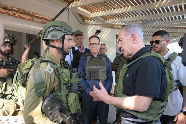 Bilder des Jahres 2023, News 10 Oktober News Themen der Woche KW41 News Bilder des Tages October 14, 2023, Israel: Israeli Prime Minister BENJAMIN NETANYAHU visits the Gaza border touring Kibbutz Beeri and Kibbutz Kfar Aza and viewed ruins of homes where massacres occurred. The Prime Minister met with IDF fighters in the field including Col. AMI BITTON, commanding officer of the Paratroopers 35th Brigade. Israel - ZUMAi99_ 20231014_zip_i99_002 Copyright: xAvixOhayon IsraelxGpox