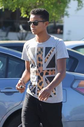 EXCLUSIVE Jermaine Jackson and sons, Jermajesty and Jaafar Jackson, seen picking up some groceries in California 100369, EXCLUSIVE LOS ANGELES, CALIFORNIA - Sunday July 7, 2013. Jermaine Jackson and sons, Jermajesty and Jaafar Jackson, seen picking up some groceries in California. , Credit:BORISIO, PacificCoastNews.com Avalon USA, Los Angeles  Copyright: xBORISIO,xPacificCoastNews.comx xAvalonx 0518936560