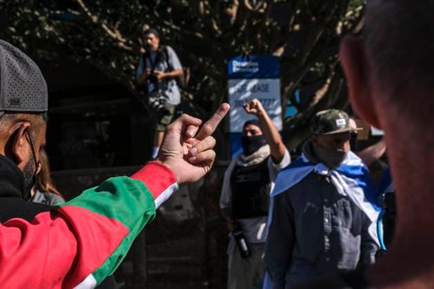 News Themen der Woche KW41 October 14, 2023, Los Angeles, California, USA: A pro Palestine protestor gives the finger to a pro Israel counter protestor, along the route of the march from Israeli Consulate protesting the ongoing siege of the Gaza Strip. Los Angeles USA - ZUMAd151 1035654075st Copyright: xAdamxDelGiudicex