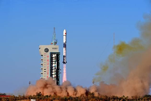News Themen der Woche KW41 News Bilder des Tages (231015) -- JIUQUAN, Oct. 15, 2023 -- A Long March-2D carrier rocket carrying the Coded Yunhai-1 04 blasts off from the Jiuquan Satellite Launch Center in northwest China on Oct. 15, 2023. Coded Yunhai-1 04, the satellite was lifted at 8: 54 a.m. (Beijing Time) from the Jiuquan Satellite Launch Center in northwest China and soon entered the preset orbit. It will provide services for the detection of the atmospheric, marine and space environments, disaster prevention and mitigation, and scientific experiments. The launch marked the 491st mission for the Long March rocket family, said the launch center. (Photo by Xinhua) (EyesonSci) CHINA-JIUQUAN-SATELLITE-LAUNCH (CN) WangxJiangbo 
