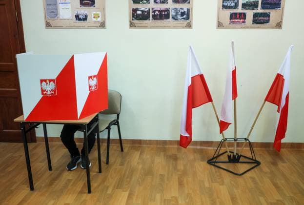News Themen der Woche KW41 2023 Polish parliamentary election Photo: Wojciech Olkusnik East News People attend voting in the parliamentary election in one of the polling stations on October 15, 2023 in Warsaw, Poland. Polish citizens are electing 460 members of the Sejm (lower chamber of Parliament) and 100 senators. EN_01600347_0078 
