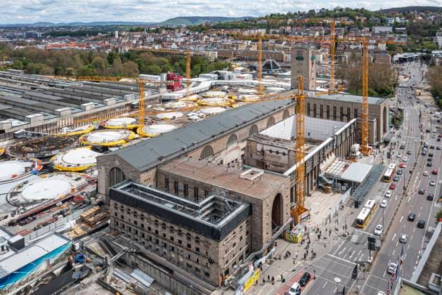 Baustelle Stuttgart 21. Der denkmalgeschütze Bonatzbau wird derzeit für 250 Millionen Euro kernsaniert. Daneben entsteht der neue unterirdische Durchgangsbahnhof. 23.04.2023: Stuttgart, Baden-Württemberg, Deutschland, Europa *** Construction site Stuttgart 21 The listed Bonatz building is currently being completely renovated at a cost of 250 million euros Alongside it, the new underground through station is being built 23 04 2023 Stuttgart, Baden Württemberg, Germany, Europe