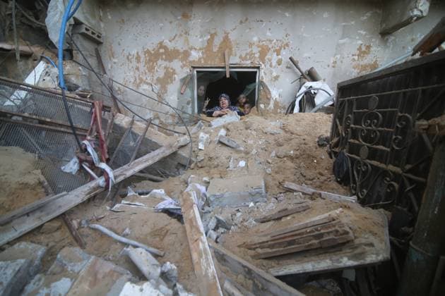 Bilder des Jahres 2023, News 10 Oktober News Themen der Woche KW41 News Bilder des Tages Palestinians react to the damage after an Israeli military strike on the Rafah refugee camp Palestinians react to the damage after an Israeli military strike on the Rafah refugee camp, in the southern of Gaza Strip on Octobers 15, 2023. Thousands of Palestinians have gathered in the south of the Gaza Strip, laying out beds on the streets after UN-run schools filled up following Israel s warning to evacuate the north of the impoverished enclave. Photo by Ahmed Tawfeq apaimages Rafah Gaza Strip Palestinian Territory 151023_Rafah_AT_00(12) Copyright: xapaimagesxAhmedxTawfeq xapaimagesx