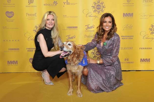 Bilder des Jahres 2023, Entertainment 10 Oktober Entertainment Themen der Woche KW41 VITA Charity Gala. Mirja du Mont und Jana Ina Zarrella anläßlich der VITA Charity Gala ( VITA e.V. Assistenzhunde unterstützt ) am 14.10.2023 im Kurhaus Wiesbaden. 20231014MWI104536 *** VITA Charity Gala Mirja du Mont and Jana Ina Zarrella on the occasion of the VITA Charity Gala VITA e V assistance dogs supported on 14 10 2023 at the Kurhaus Wiesbaden 20231014MWI104536