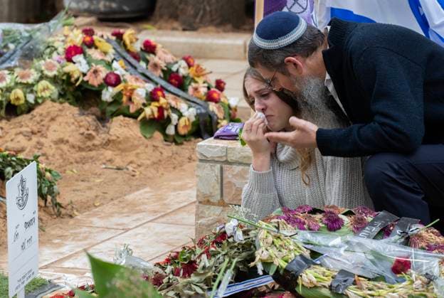 Bilder des Jahres 2023, News 10 Oktober News Themen der Woche KW41 News Bilder des Tages An Israeli young woman is comforted as she mourns October 15, 2023 at the grave of Sergeant Dvir Leesha buried on October 8, 2023 in the Mt. Herzl Military Cemetery in Jerusalem. Civilians killed in terrorist attacks are routinely buried in Israel in military cemeteries. There are more than 30 freshly dug graves that hold Israelis killed by the Hamas terror group in their attacks into southern Israel on October, 7, 2023.  JERE2023101501 JimxHollander