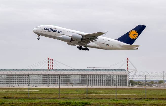 08.10.2023, Airport München, Flugbetrieb am Airport München Fanz Josef Strauss, Startbahn Süd, Eine Passagiermaschine der Lufthansa, Airbus A380-841(Hamburg) A388, hebt ab zu ihrem Flug nach New York (USA). 08.10.2023, Airport MUC 08.10.2023, Airport MUC *** 08 10 2023, Airport Munich, Flight operations at Munich Airport Fanz Josef Strauss, Runway South, A Lufthansa passenger aircraft, Airbus A380 841 Hamburg A388, takes off for its flight to New York USA 08 10 2023, Airport MUC 08 10 2023, Airport MUC
