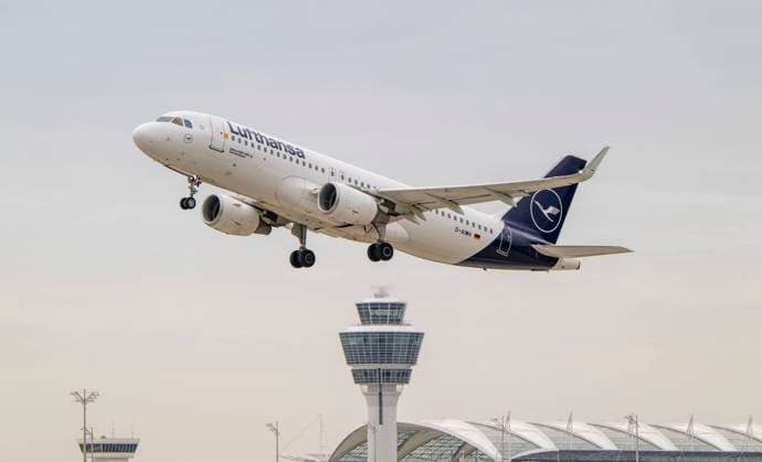 08.10.2023, Airport München, Flugbetrieb am Airport München Fanz Josef Strauss, Startbahn Süd, Eine Passagiermaschine der Lufthansa hebt ab vor dem Tower an der Startbahn. D-AIWH, Airbus A320 NEO Gummersbach. 08.10.2023, Airport MUC 08.10.2023, Airport MUC *** 08 10 2023, Airport Munich, Flight operations at Munich Airport Fanz Josef Strauss, Runway South, A Lufthansa passenger aircraft takes off in front of the tower on runway D AIWH, Airbus A320 NEO Gummersbach 08 10 2023, Airport MUC 08 10 2023, Airport MUC