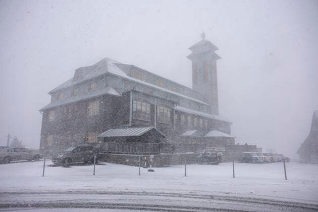 Bilder des Jahres 2023, News 10 Oktober News Themen der Woche KW41 News Bilder des Tages Update - Teil 2: Ein dickes Wintergewitter überraschte am Sonntag dann doch noch viele Menschen auf dem Fichtelberg. Lautes Donnergrollen, dichtes Schneetreiben und ein schneebedeckter Fichtelberg gegen 14 Uhr. Ohne Winterreifen ging nichts voran. Kradfahrer mussten eine Zwangspause einlegen. Die Touristen freute es, es gab eine fette Schneeballschlacht unter den Kindern. Wettersturz im Erzgebirge! Nachdem es am Freitag und Samstagvormittag noch frühsommerlich warm gewesen ist, zeigt der Herbst am Sonntag seine Zähne. Bei Temperaturen von knapp über dem Gefrierpunkt fiel auf dem Fichtelberg der erste Schnee der diesjährigen Saison. Dicke Flocken rieselten gegen 13 Uhr vom Himmel. Das Spätsommerwetter ist nun vorbei. Entsprechend üb