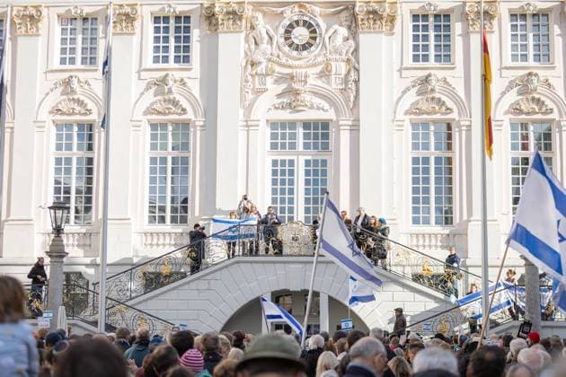 News Themen der Woche KW41 News Bilder des Tages Solidaritäts-Demo mit den Menschen in Israel in Bonn, 15.10.2023 Mehrere Hundert Menschen demonstrierten vor dem Alten Rathaus in Bonn. Sie zeigten ihre Solidarität mit Israel und forderten eine Ende der Gewalt. Bonn Altes Rathaus NRW Deutschland *** Solidarity demonstration with the people of Israel in Bonn, 15 10 2023 Several hundred people demonstrated in front of the Old Town Hall in Bonn They showed their solidarity with Israel and demanded an end to violence Bonn Old Town Hall NRW Germany Copyright: xBEAUTIFULxSPORTS Derixx