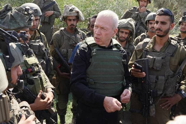 Bilder des Jahres 2023, News 10 Oktober News Themen der Woche KW41 News Bilder des Tages October 15, 2023, Israel: Israeli Minister of Defense Yoav Gallant conducts a tour near the Gaza border and holds discussions with troops stationed in the area. Israel is engaged in a war with Hamas of the Gaza Strip following massive rocket fire from the Gaza Strip into Israel, infiltration of gunmen into Israeli territory, massacre of civilian women and children in their homes and hostage taking of civilians and soldiers. 300,000 reservists have been deployed and the Israeli Air Force is massively bombing Gaza in preparation for the next stage of warfare. Israel - ZUMAi99_ 20231015_zip_i99_002 Copyright: xArielxHermoni IsraelxModx