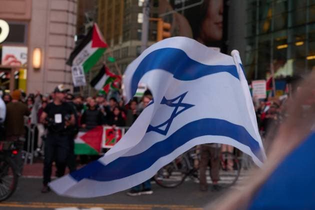 Bilder des Jahres 2023, News 10 Oktober News Themen der Woche KW41 October 13, 2023, New York, New York, USA: Pro-Israel protesters gather in Times Square to oppose Pro-Palestinian rally on the opposite side of the street in response to IsraelÃ¢â‚¬â ¢s planned retaliation in Gaza New York USA - ZUMAl171 20231013_znp_l171_026 Copyright: xEdnaxLeshowitzx