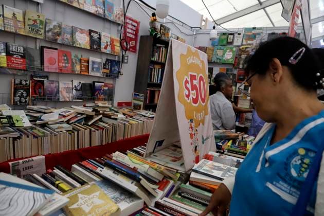 October 15, 2023, Mexico City, Mexico: Visitors to the XXIII Zocalo International Book Fair at the Zocalo in Mexico City. on October 15, 2023 in Mexico City, Mexico Mexico City Mexico - ZUMAe321 20231015_zia_e321_005 Copyright: xLuisxBarronx