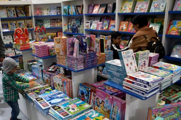 October 15, 2023, Mexico City, Mexico: Visitors to the XXIII Zocalo International Book Fair at the Zocalo in Mexico City. on October 15, 2023 in Mexico City, Mexico Mexico City Mexico - ZUMAe321 20231015_zia_e321_028 Copyright: xLuisxBarronx