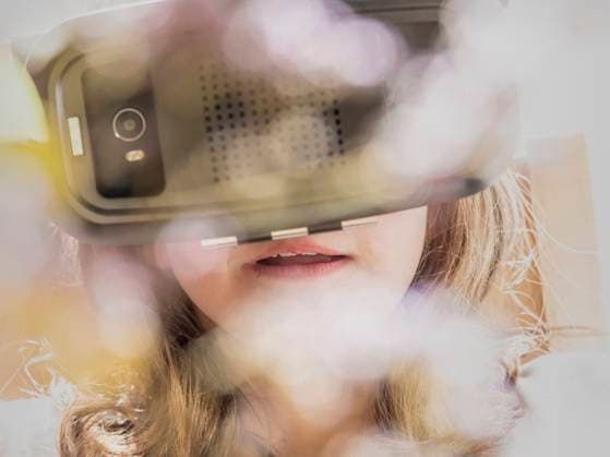 Creative Highlights Symbolbilder Girl wearing virtual reality glasses Spain CR_DFSMYW170518-00881-01 ,model released, Symbolfoto ,property released
