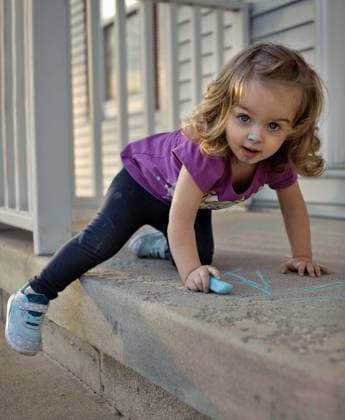 Creative Highlights Symbolbilder Little girl with blonde curls drawing with sidewalk chalk in summer Wooster, Ohio, United States CR_JOKU231013-1267602-01 ,model released, Symbolfoto