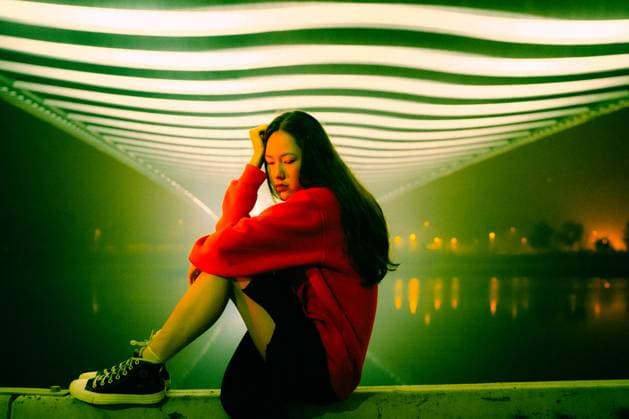Creative Highlights Symbolbilder Young woman in the evening in the light under bridge in Prague Prague, Prague, Czechia CR_UJEL231011-1266457-01 ,model released, Symbolfoto